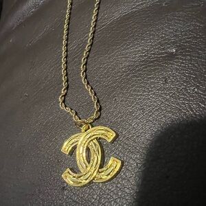 Large zipper pull with 18” gold plated chain